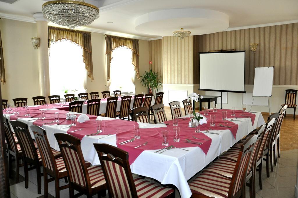 Hotel Korona Rzeszow Bagian luar foto
