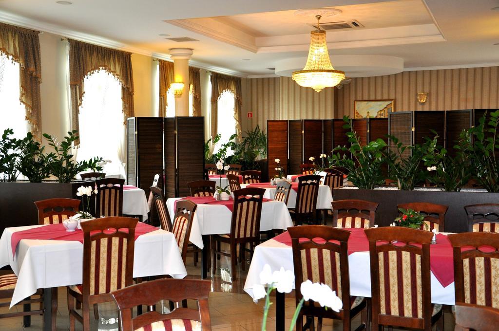 Hotel Korona Rzeszow Bagian luar foto
