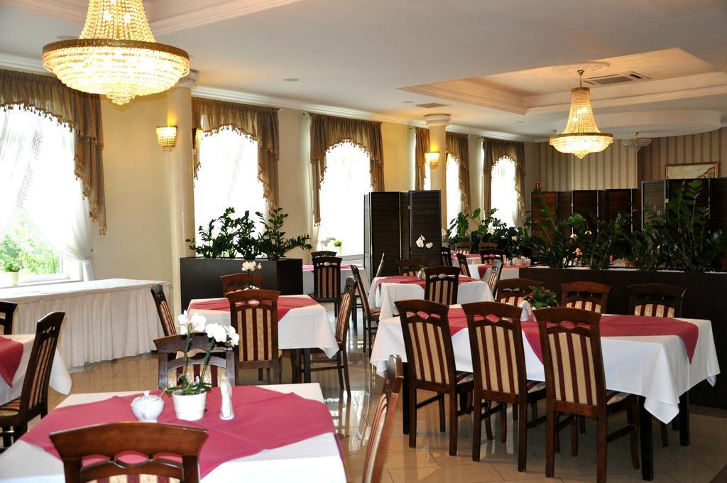 Hotel Korona Rzeszow Bagian luar foto