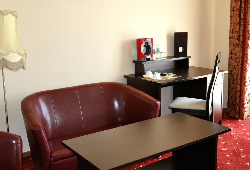 Hotel Korona Rzeszow Bagian luar foto