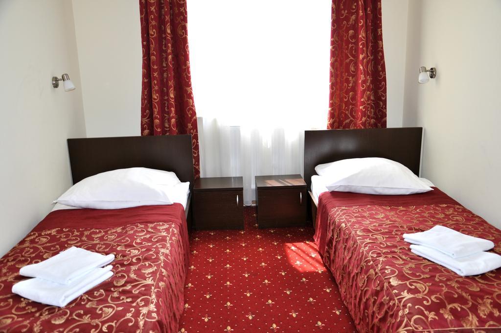Hotel Korona Rzeszow Bagian luar foto