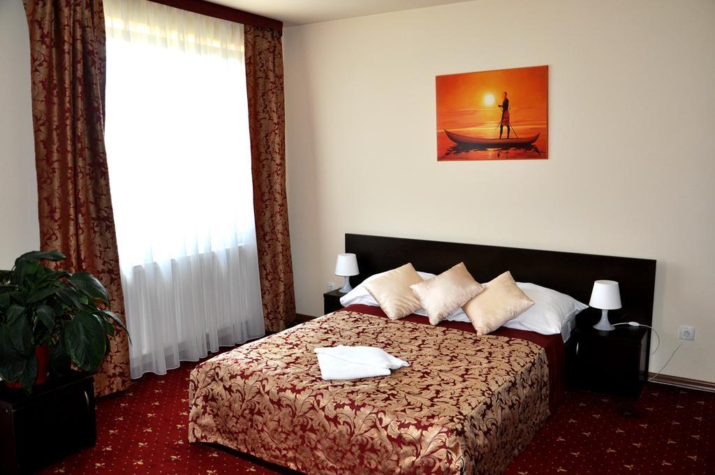 Hotel Korona Rzeszow Bagian luar foto